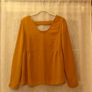 Olive + Oak top with cute open back sz S